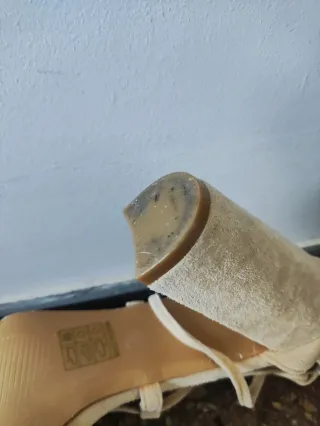 Sandalias de tacón beige atadas