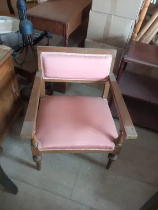 Butaca de madera y tela rosa