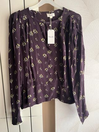 Blusa Nicoli floral morada talla M sin estrenar