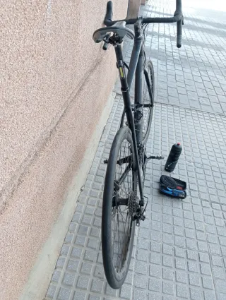 Bicicleta carretera Cube Attain Negra