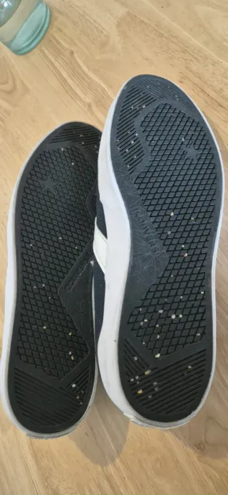 Zapatillas Converse Negras y Blancas