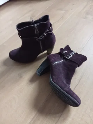 Botines granates con hebilla y cremallera