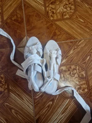 Sandalias cuña blancas atadas