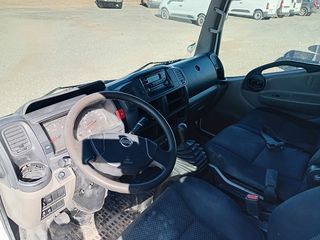 Camión Nissan Doble Cabina y caja abierta