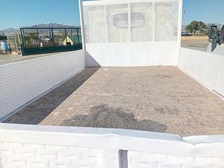 Camión Nissan Doble Cabina y caja abierta