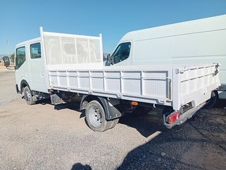 Camión Nissan Doble Cabina y caja abierta