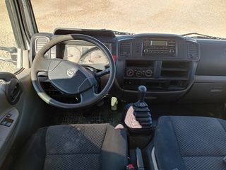 Camión Nissan Doble Cabina y caja abierta