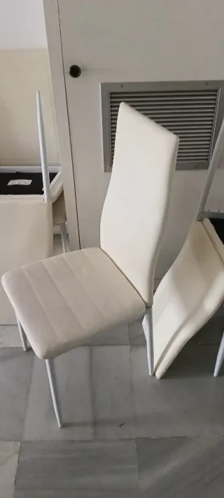 5 Sillas de comedor beige/blancas.