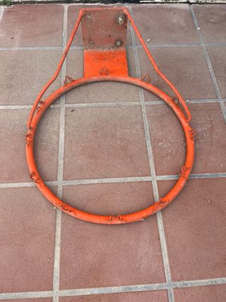 Canasta de baloncesto de hierro.