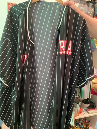 Camisa de rayas negra y blanca