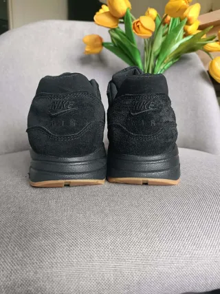Nike Air Max 1 Triple Black Gum T40
