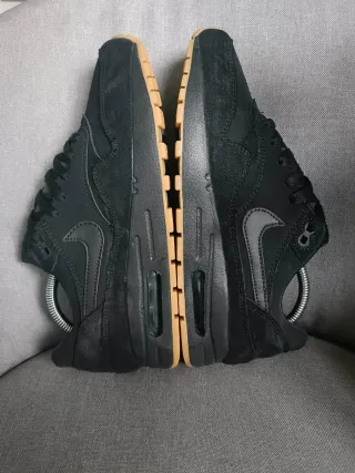 Nike Air Max 1 Triple Black Gum T40
