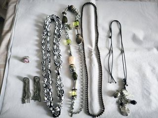 Collezione di bijoux con collane e orecchini