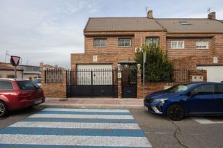 Casa pareada en venta en Pintores-Ferial en Parla