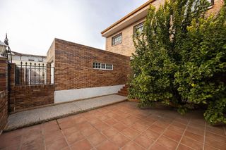 Casa pareada en venta en Pintores-Ferial en Parla