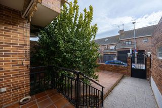 Casa pareada en venta en Pintores-Ferial en Parla