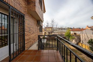 Casa pareada en venta en Pintores-Ferial en Parla