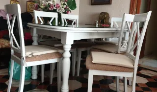 Mesa Extensible Madera con 6 sillas blancas