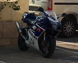 Suzuki GSXR 750 Azul y Blanca