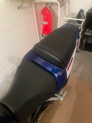 Suzuki GSXR 750 Azul y Blanca