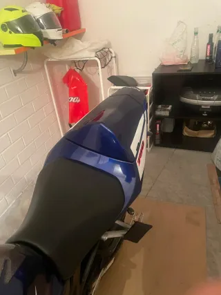 Suzuki GSXR 750 Azul y Blanca