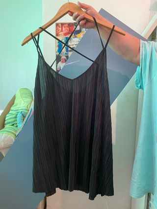 Camiseta tirantes negra plisada