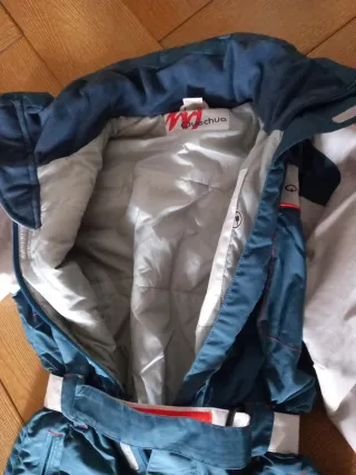 Mono de esquí azul y blanco