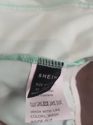 Top verde con lentejuelas y flores