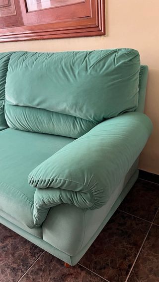 Sofá de tela verde