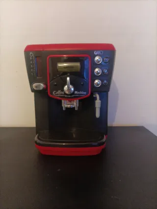Cafetera de juguete roja y negra