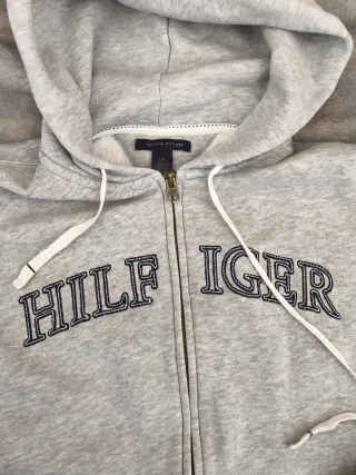Sudadera Tommy Hilfiger Gris Logo Bordado