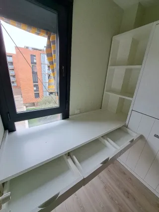 Doble litera abatible horizontal en madera blanca.