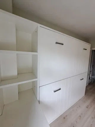 Doble litera abatible horizontal en madera blanca.