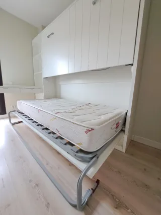 Doble litera abatible horizontal en madera blanca.