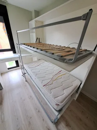 Doble litera abatible horizontal en madera blanca.