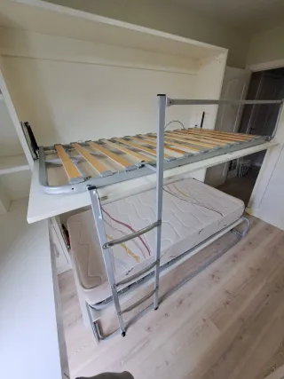 Doble litera abatible horizontal en madera blanca.