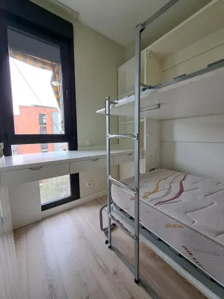 Doble litera abatible horizontal en madera blanca.