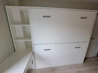 Doble litera abatible horizontal en madera blanca.