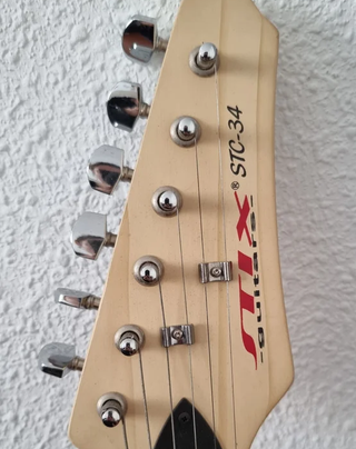 Guitarra STIX STC-34 + Amplificador 15W