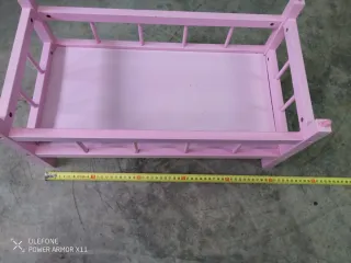 Culla per bambole rosa da restaurare
