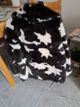 Chaquetón de pelo blanco y negro