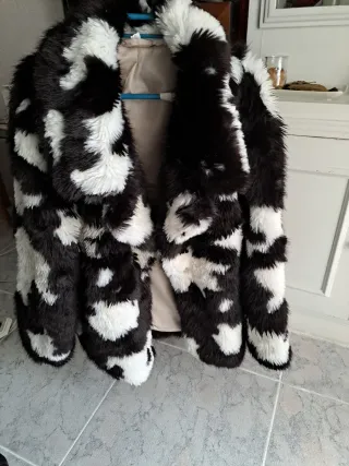 Chaquetón de pelo blanco y negro