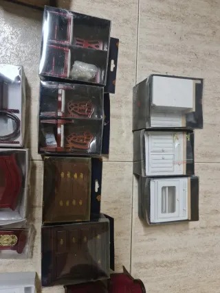 Mobili in miniatura per casa delle bambole