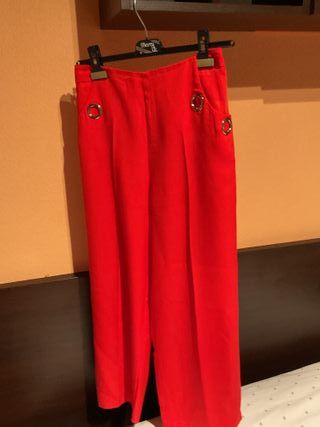Pantalón rojo con detalles dorados