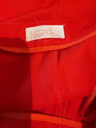 Pantalón rojo con detalles dorados