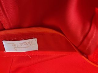 Pantalón rojo con detalles dorados