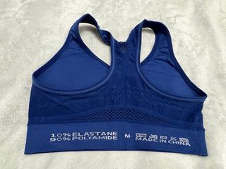 Top deportivo azul con almohadillas