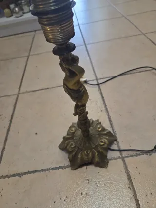 Lámpara de bronce con figura de querubín