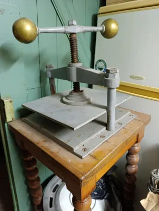 Prensa antigua de metal