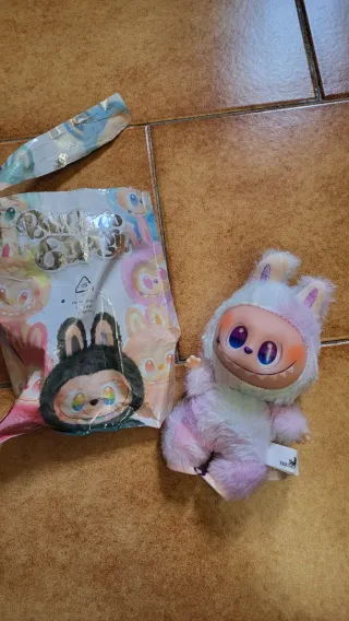 Labubu peluche con llavero